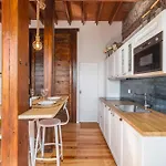 4 Pessoas No Apartamento *