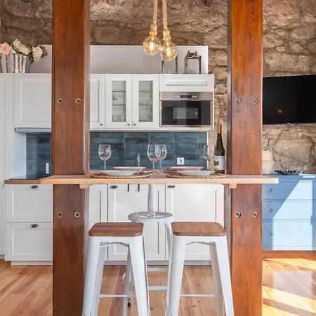 4 Pessoas No Apartamento *